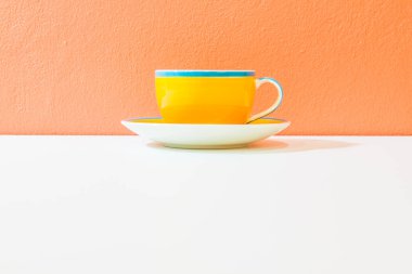 Turuncu duvarlı sarı kahve fincanı, Tayland.