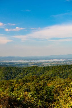 Tayland 'daki Kwan Phayao Gölü' nün üst manzarası.