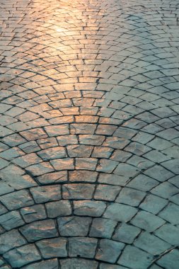 Yürüyüş yolunda altın ışık, Tayland.