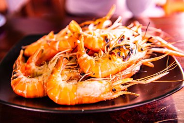 Tayland, siyah tabakta ızgara karides..