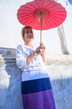 Lanna tarzı geçmişi olan Taylandlı kadın, Chiang Mai.