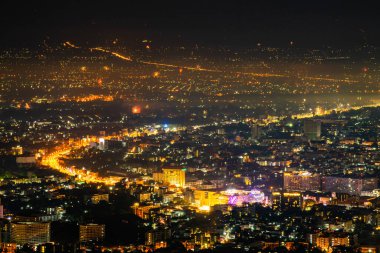 Gece vakti havai fişeklerle dolu Chiangmai şehri, Tayland.