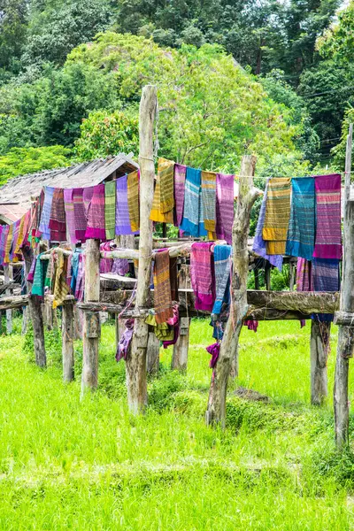 Tayland 'ın Pua bölgesinde küçük köprüsü olan pirinç tarlası..
