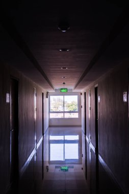 Penceresinde ışık olan koridor, Tayland.