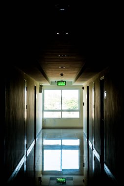 Penceresinde ışık olan koridor, Tayland.