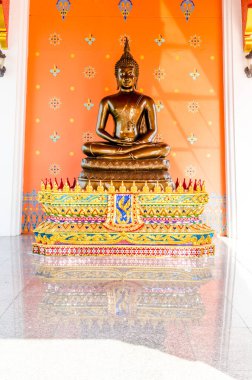 Tayland 'daki Tayland tapınağında kahverengi Buda heykeli.