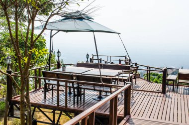 Tayland, Dağ manzaralı yemek masası.