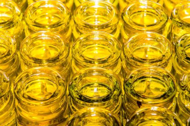 Tayland 'da bir şişe sarı yağ.