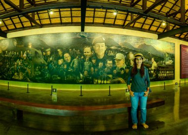 Chiang Rai 'deki anıt köşkündeki Asyalı kadın turist..