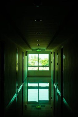 Penceresinde ışık olan koridor, Tayland.