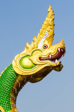 Mavi gökyüzünde yeşil Naga heykeli, Tayland