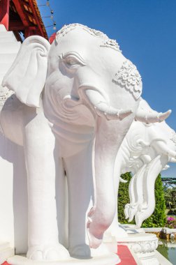 Tayland, halk parkında beyaz fil heykeli.