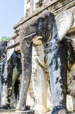 Tayland 'daki Chiang Mun tapınağında eski bir fil heykeli.