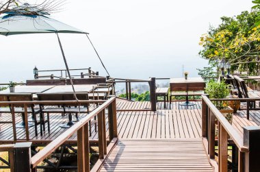 Tayland, Dağ manzaralı yemek masası.