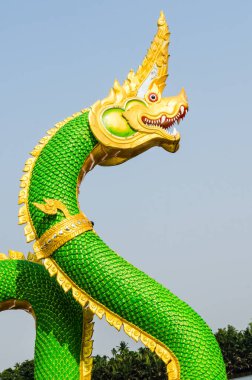 Mavi gökyüzünde yeşil Naga heykeli, Tayland