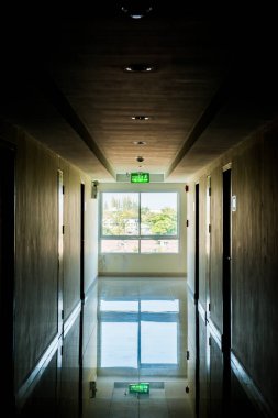 Penceresinde ışık olan koridor, Tayland.
