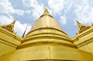 Wat Phra Kaew tapınağındaki altın pagoda, Tayland.
