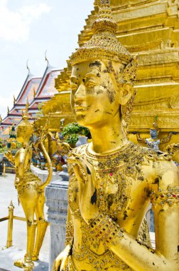Bangkok, Tayland 'daki Wat Phra Kaew' daki Altın Kinnari heykeli..