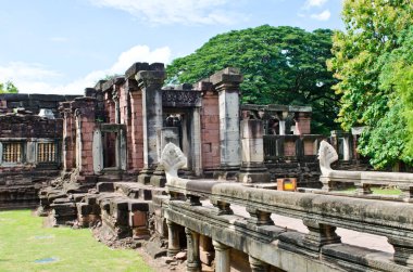 Phimai tarihi parkında Arched Gateways ve Kamphaeng Kaew 'in inşaat çalışmaları, Tayland.
