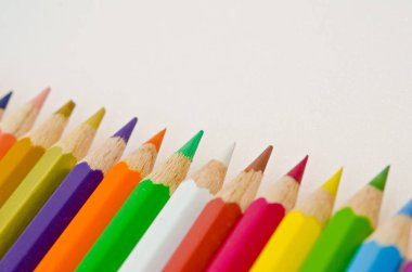 Beyaz ekranda renkli kalemler, Tayland.