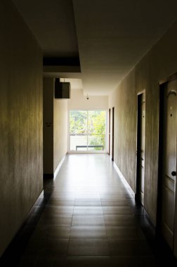 Tayland 'daki koridorda alüminyum kapıdan geçen ışık..