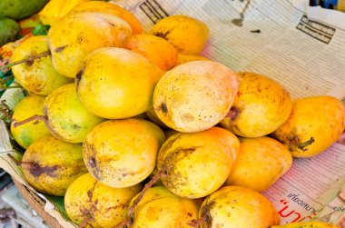 Tayland 'daki pazar yerinde sarı mangoyu kapat..