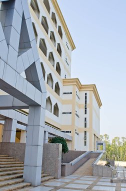 Beyaz gökyüzü ile beyaz bina, Tayland.