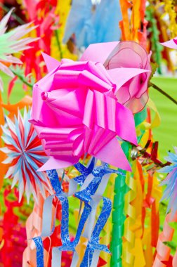 Tayland 'da plastik kurdeleden yapılmış pembe gül..