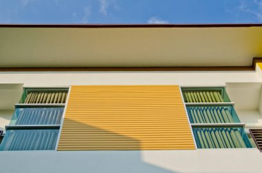 Mavi gökyüzü olan modern binanın bir parçası, Tayland.