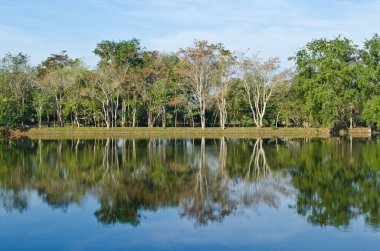 Tayland 'ın Sakaeo ilindeki Sakaeo gölünün manzarası.