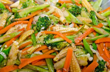 Tavada kızartılmış sebzelerin yakın çekim, Tayland.