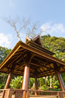 Tayland 'daki Bhubing Sarayı' nda mavi gökyüzü olan güzel Tayland tarzı bir salon..