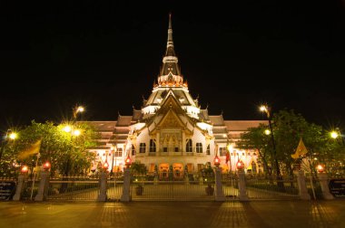 Tayland 'ın Chachoengsao eyaletinde geceleyin Sothorn Tapınağı