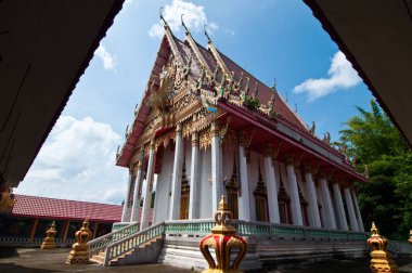 Wat Kaolam tapınağındaki kiliseye bakış açısı, Tayland.