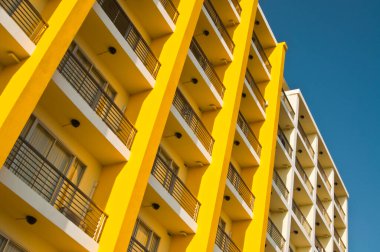 Sarı ve beyaz bina ve mavi gökyüzü, Tayland.