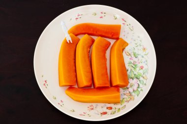 Beyaz tabakta turuncu papaya, Tayland.