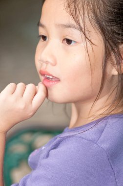 Menekşe takım elbiseli güzel Asyalı kızın portresi, Tayland.