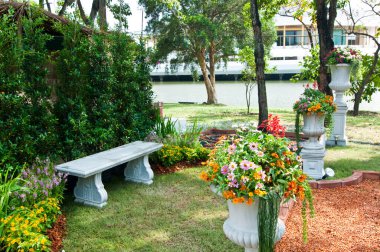 Beyaz taş koltuk ve beyaz tencere Tayland 'da..