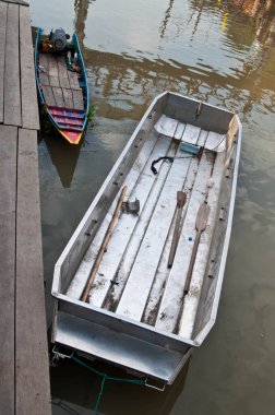 Tayland, Kanal 'da paslanmaz tekne ve fiber cam tekne..