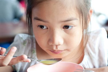 Asyalı güzel kız Tayland 'da çorba içiyor..