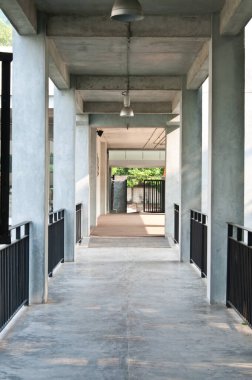 Koridorun sonunda çelik kapı var, Tayland.