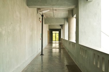 Sonunda kapı olan uzun koridor, Tayland.