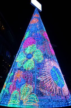 Küçük lambalardan yapılmış Noel ağacı, Tayland.