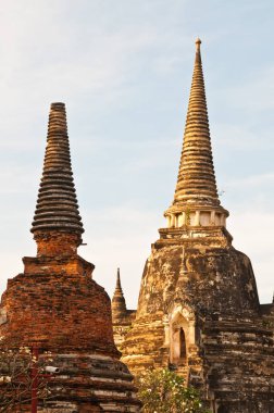 Wat Phrasrisan Tapınağı, Tayland 'da mavi gökyüzü olan antik bir tapınak..
