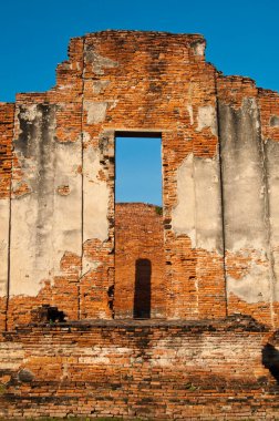 Wat İfade Tapınağı, Tayland 'da mavi gökyüzü olan antik kilise duvarı.