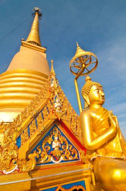 Altın tapınak ve mavi gökyüzü ile Buda heykeli, Tayland.