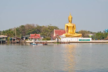 Nehir kenarındaki büyük altın Buda heykeli, Tayland.