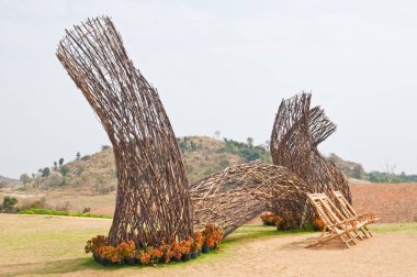 Tayland 'da yeşil çimlerde sandalyeli sanat çalışmaları..