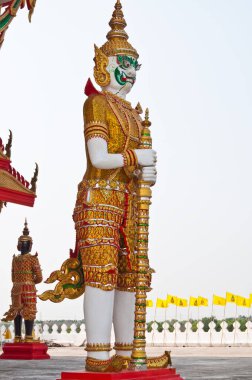 Beyaz gökyüzünde altın elbiseli beyaz dev, Tayland.