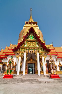 Devasa heykeli olan güzel tapınak, Tayland.